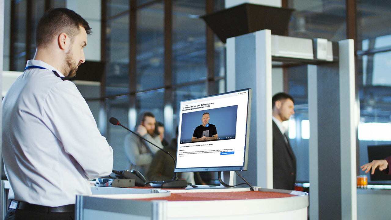 Sicherheitsmitarbeiter beim Online-Training am Computer